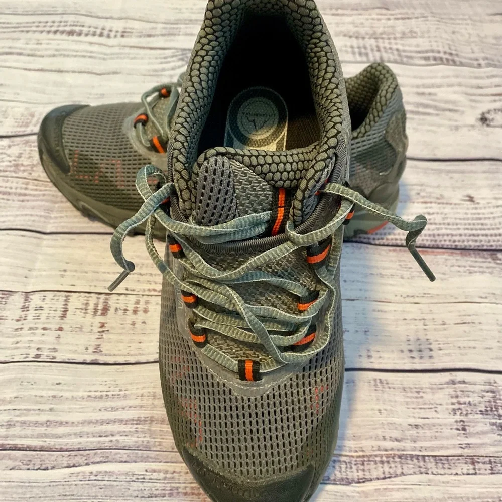 La Sportiva Gray with Red Women’s Trail Shoes (9) - Picture 2 of 5